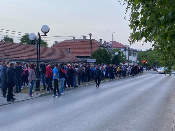 Više stotina građana blokiralo ulice, policija bacila suzavac