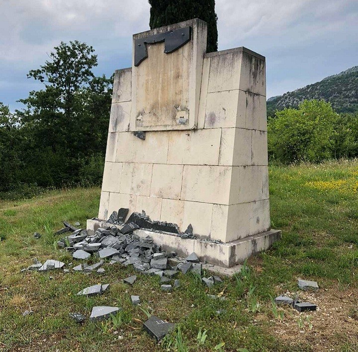 Crnogorski pokret reagovao zbog razbijanja spomenika na Ravnom Lazu: Sudski organi da prestanu da vandalske činove podvode pod prekršaje
