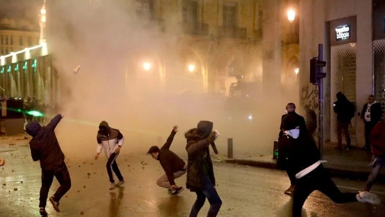 (FOTO) Haos na ulicama Istanbula: Sukobi policije i demonstranata u vrijeme zabrane kretanja