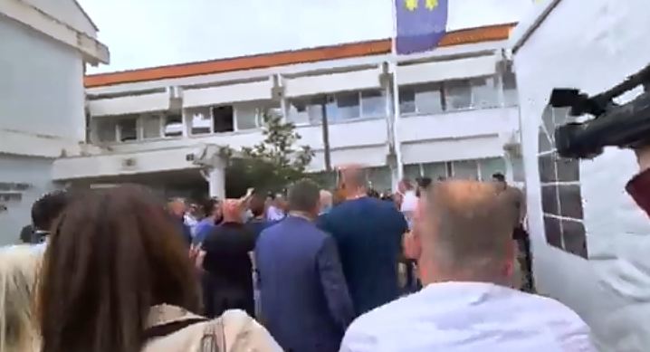Tenzije u budvanskom parlamentu, o smjeni Radovića 3. juna: Džaković uz policijsku pratnju napustio sjednicu