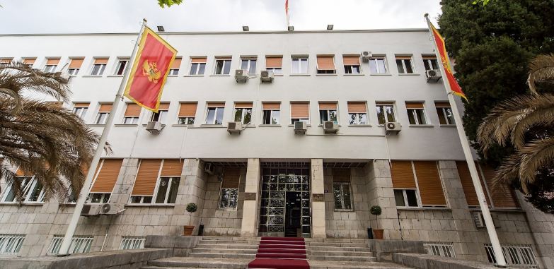 Kad može “uči doma” može i kampanja od kuće, pa da ljekarima povećamo plate
