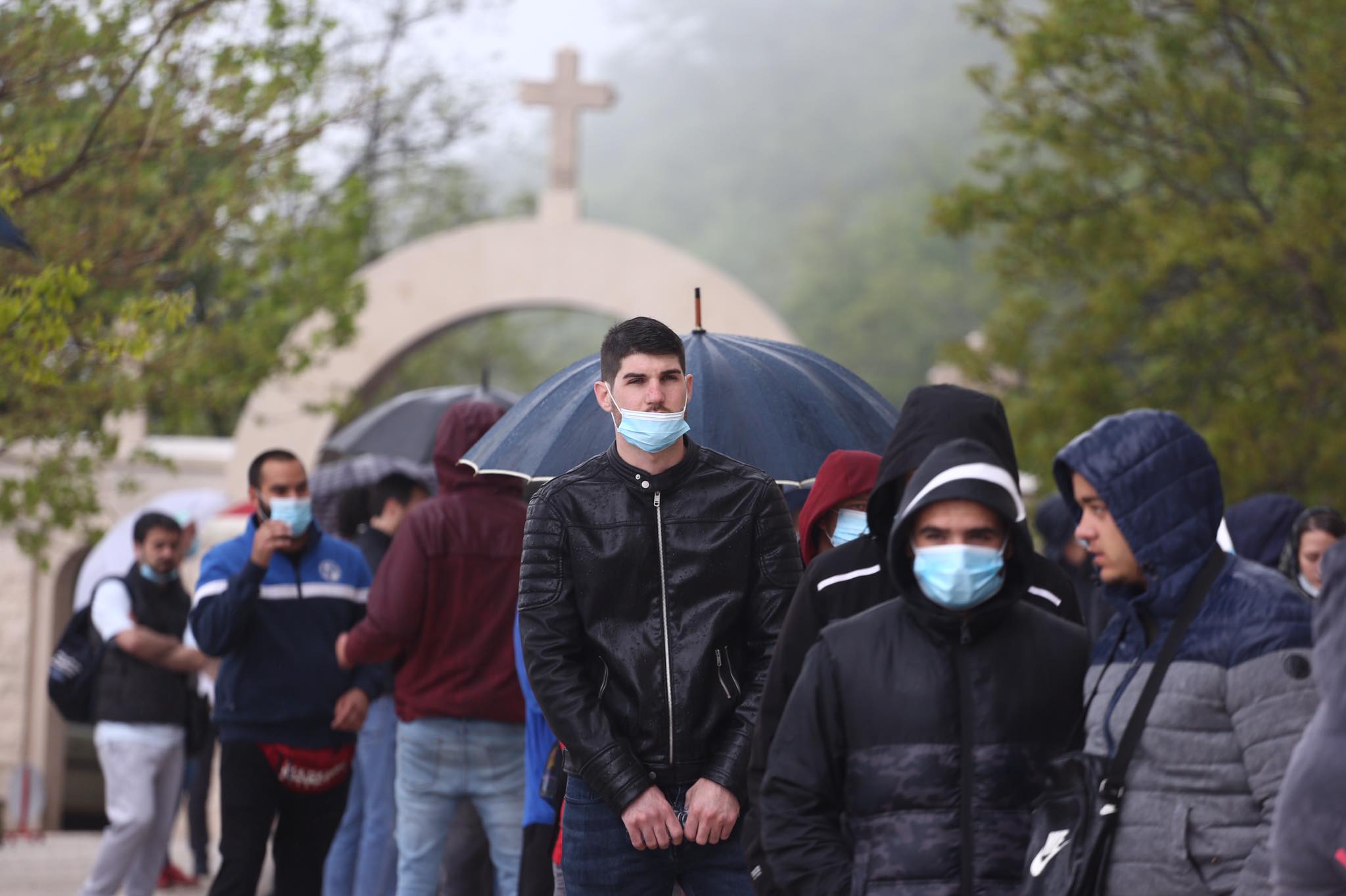 Foto: Ispred manastira Ostrog se dijele maske, prisutan i crnogorski ogranak Putinovih “Noćnih vukova”