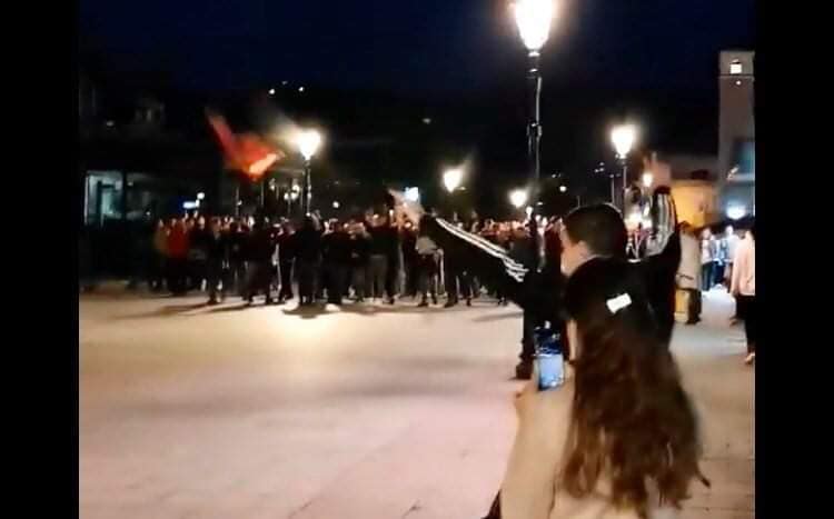 (VIDEO) Od “ne damo svetinje” do “Od Topole pa do Ravne Gore”: U Pljevljima građani šetali bez distance i maski