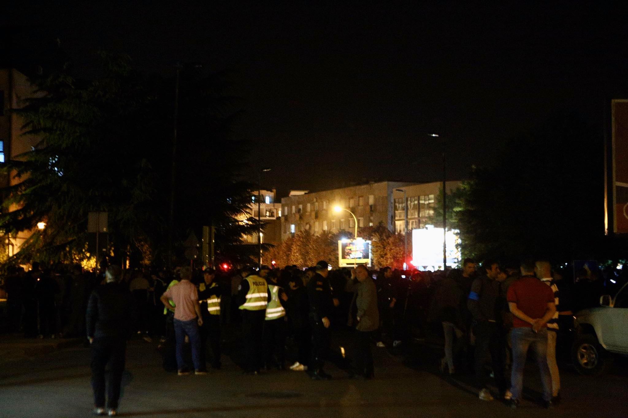 Ispred suda u Nikšiću mračno, građane stigao umor pa sjeli u dvorište (Foto i video)