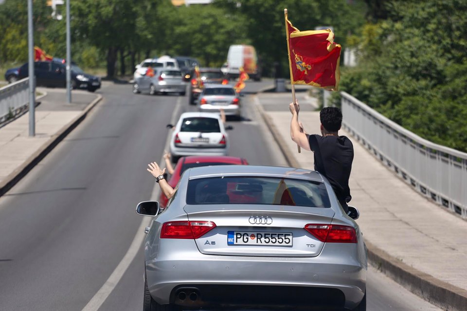 (VIDEO) Građani nastavili sa slavljem dana kada je zaokruženo istorijsko DA
