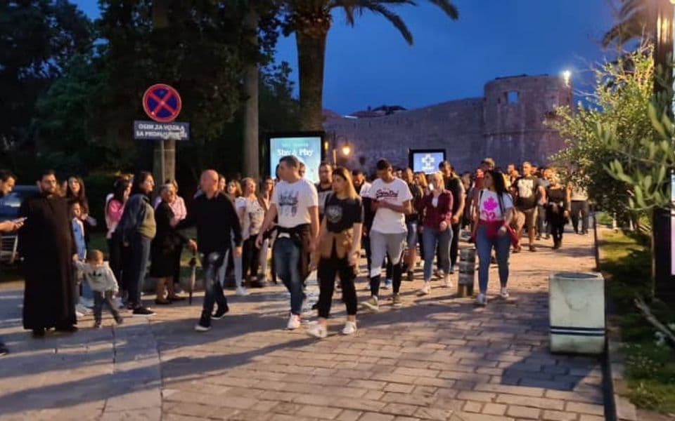 Portesti zbog sveštenika i u Budvi, Džakoviću skandirali da je izdao grad