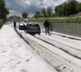 (FOTO)Zagreb: Snijeg i led u maju, automobile gurali iz nanosa