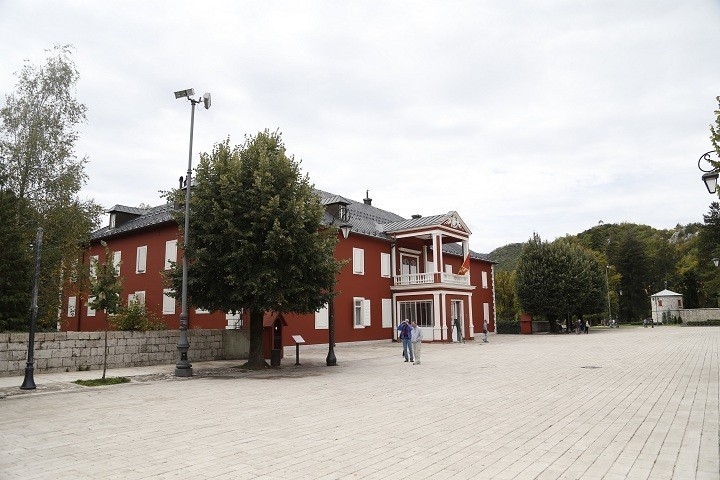 Spriječiti devastaciju cetinjskih parkova i drvoreda
