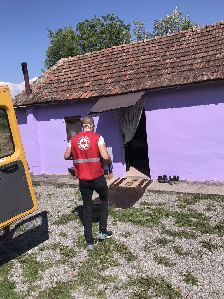 Crveni krst uručio pomoć za 1.000 socijalno ugroženih porodica širom Crne Gore