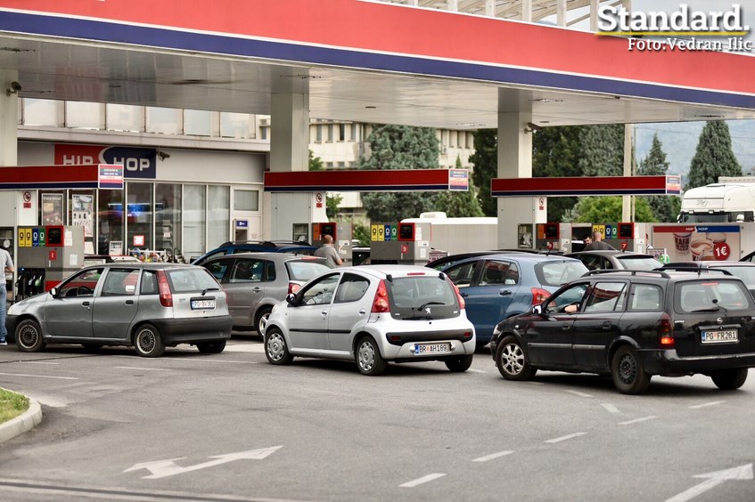 Benzin od ponoći skuplji jedan cent