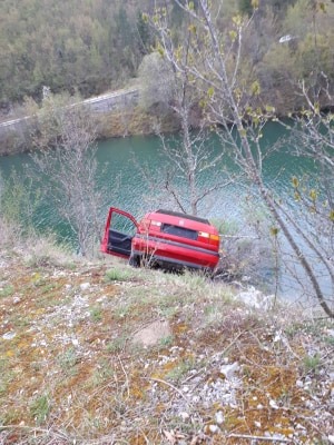 Stablo spriječilo slijetanje vozila u jezero i spasilo vozača
