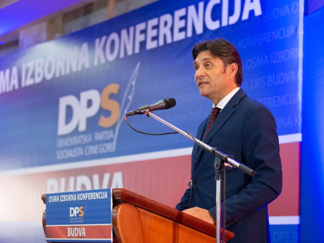 Jelušić: “Umjesto da džentlmenski podnesu ostavke, opredijelili su se da završnu tačku svog odlazećeg cirkusa izvedu pod šatorima”