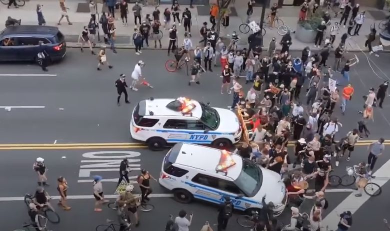 EKSPLOZIJA NASILJA ŠIROM AMERIKE: Gnjev zbog ubijenog Afroamerikanca i frustracija zbog karantina, policija se automobilima zalijetala u protestante, Trump prijeti
