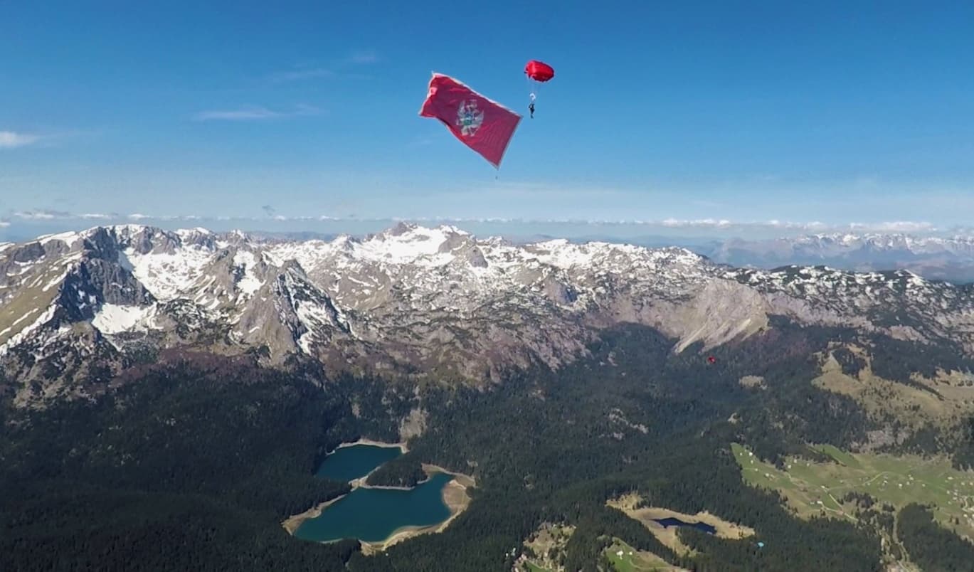 Vojska Crne Gore čestitala građanima uz pjesmu i zastavu (VIDEO)
