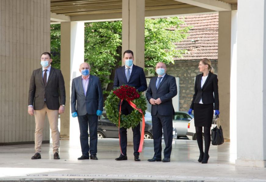 Predstavnici Podgorice položili vijenac na spomenik žrtvama savezničkog bombardovanja