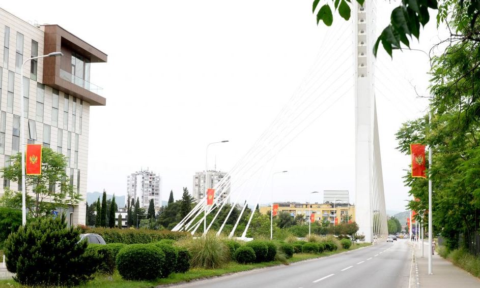 U susret Danu nezavisnosti Podgorica ukrašena državnim zastavama