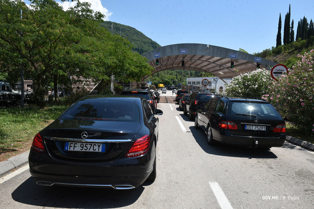 Crna Gora otvara u ponoć sve putne granične prelaze