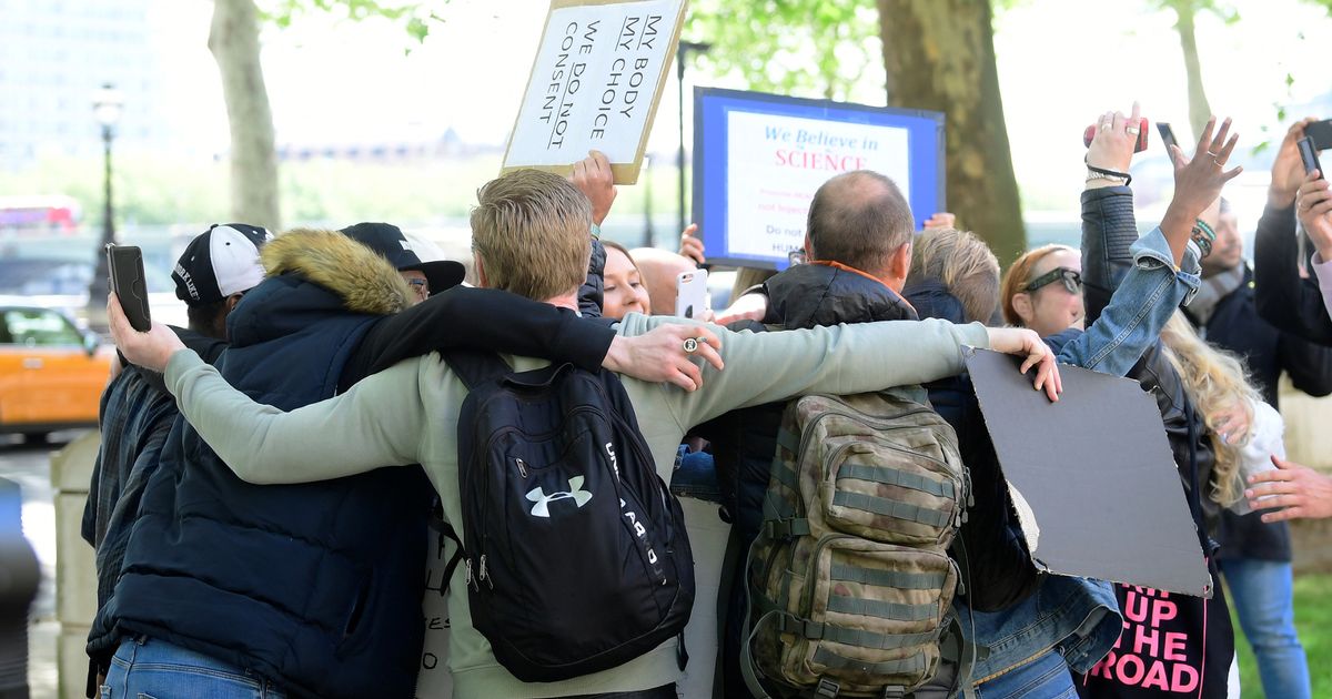 (VIDEO)London: Policija rastjerala demonstrante koji su se grlili ispred Skotland jarda