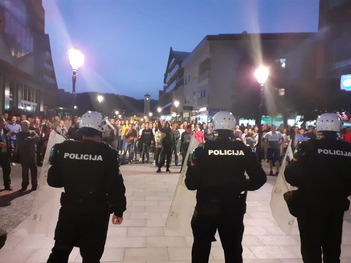 (Video) Ovako je to izgledalo sinoć u Pljevljima: Napad pristalica SPC na policajce