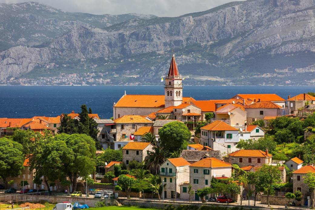 Masovni bijeg sa zaraženog Brača? Trajekt bio krcat, nisu svi mogli da stanu