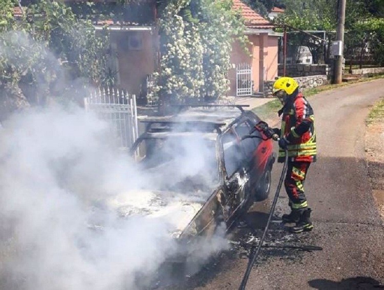 Izgorio automobil u naselju Mareza