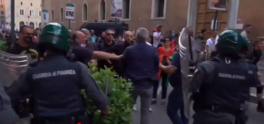 (VIDEO) Rim: Protesti građana nezadovoljnih restriktivnim mjerama