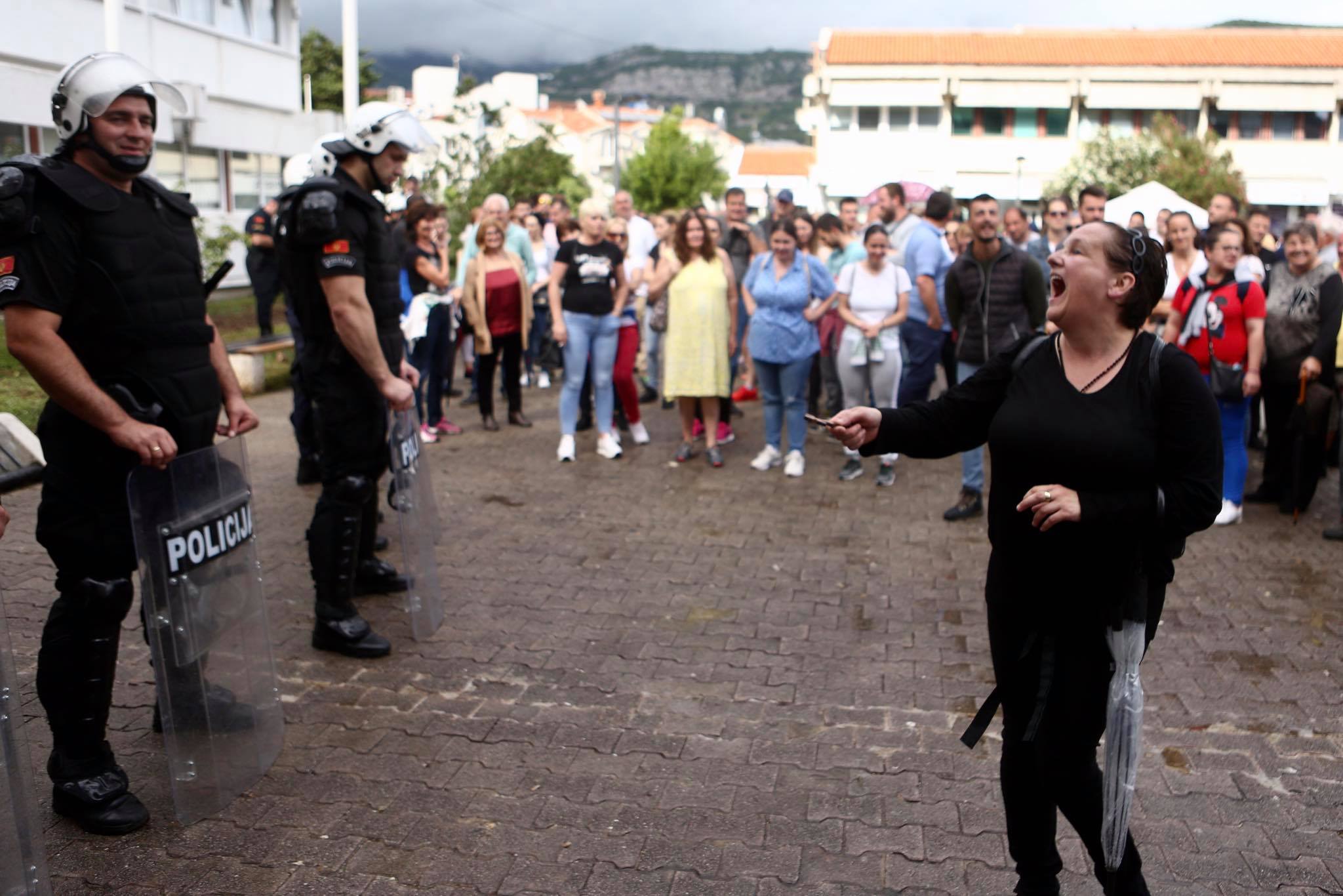 (VIDEO) “Djubrad i g****”: Gradjani u Budvi vrijedjaju policiju, unose im se u lice…