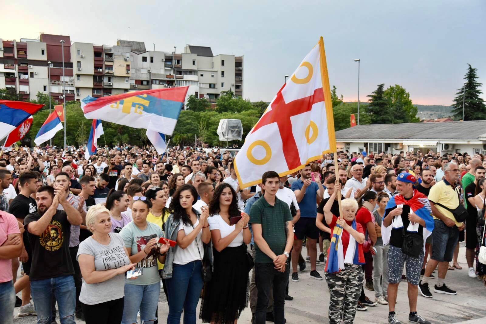 I pored zabrane organizovane šetnje u Beranama i Nikšiću: Bakljada i poruke – “Ne damo svetinje”