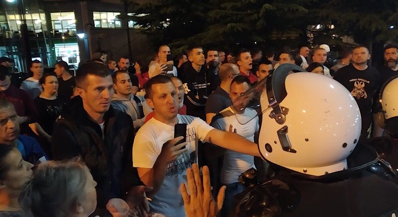 U NK uhapšene dvije osobe: Povrijeđena četiri policajca