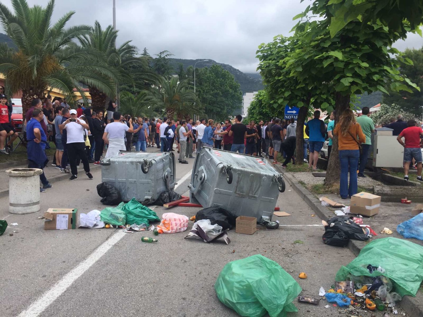 Građani Budve oborili kontejnere, žardinjere, bacaju petarde i vrijeđaju policiju
