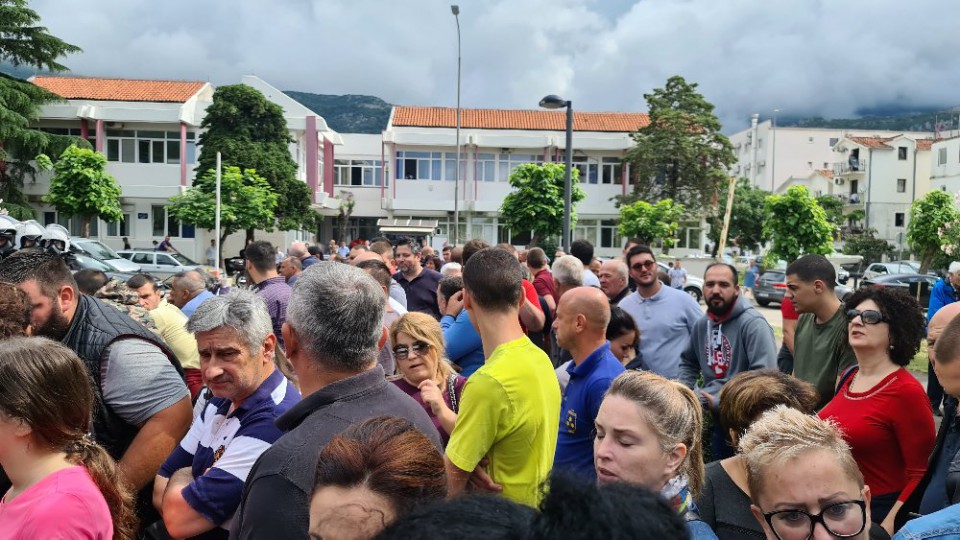 Građani protestuju u Budvi zbog hapšenja funkcionera