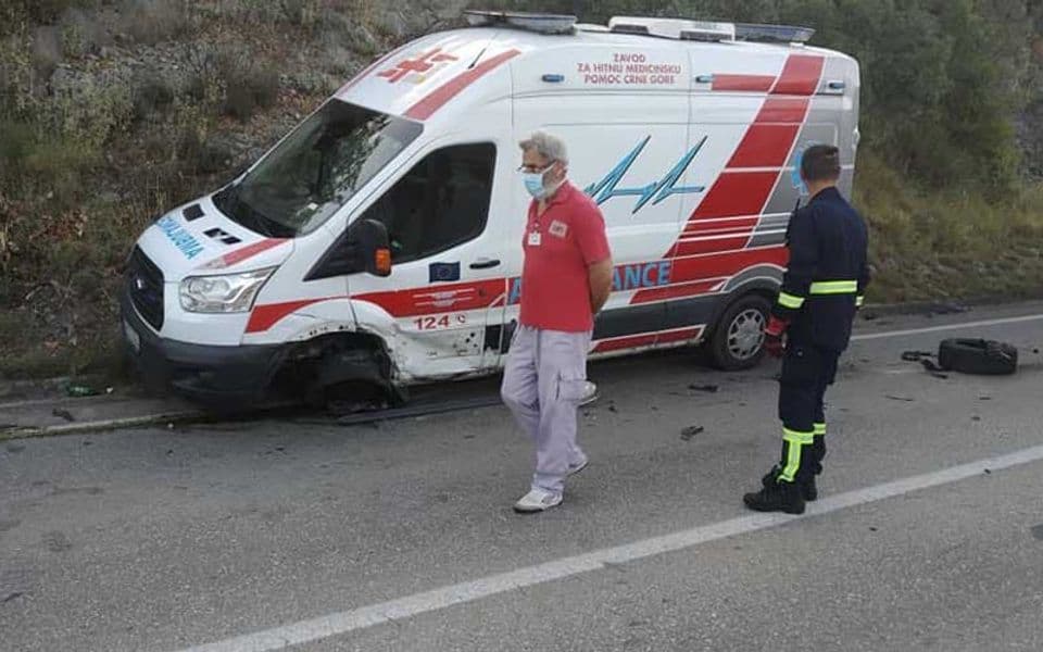 U saobraćajnoj nezgodi oštećeno vozilo Hitne pomoći