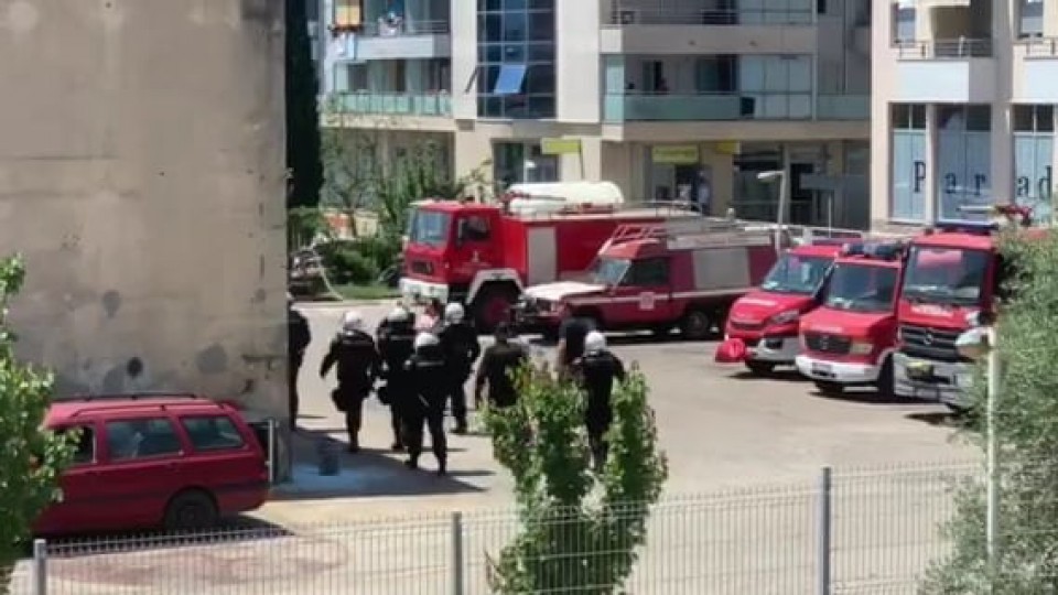 (VIDEO) U toku pretres vatrogasne stanice i privođenje vatrogasaca u Budvi