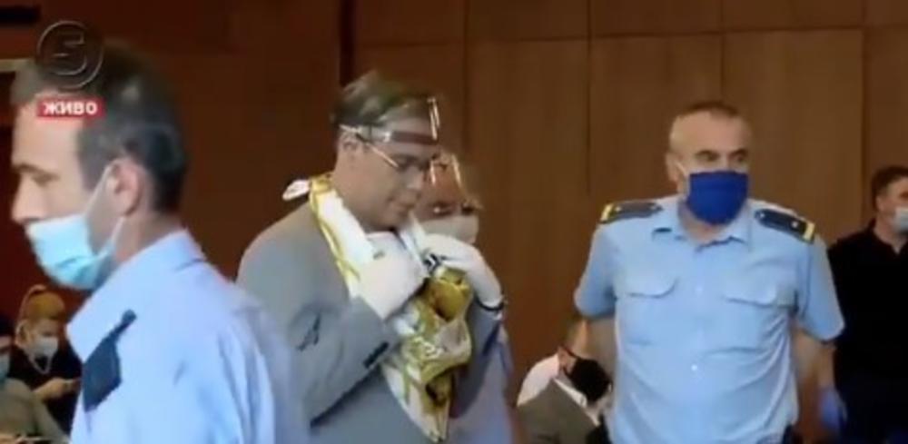 BOKI 13 VIKAO NA SUDIJU, POLICIJA SKOČILA NA NJEGA! HAOS u sudnici (VIDEO)