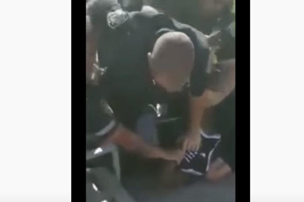 NOVI NAPAD: Policajac u Njujorku suspendovan, UHVATIO AFROAMERIKANCA ZA VRAT