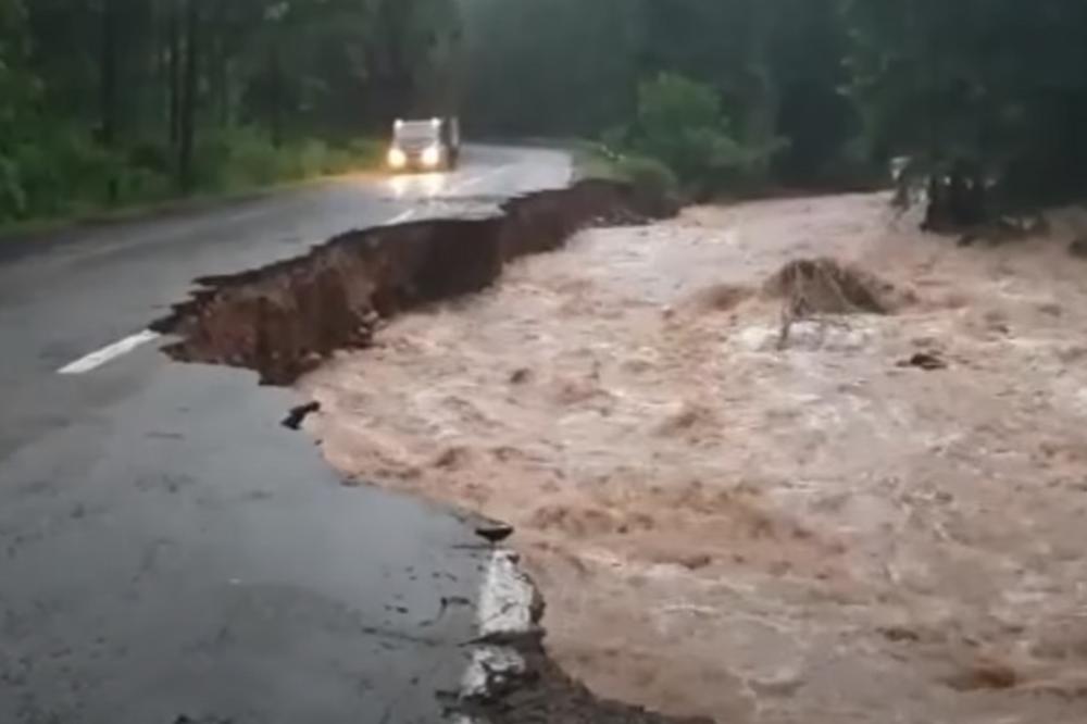 RUMUNIJU POGODILE POPLAVE: Bujice nose sve pred sobom, kuće poplavljene (VIDEO)