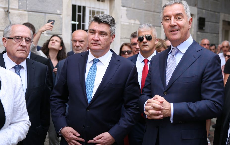 (VIDEO) Đukanović i Milanović prisustvovali tradicionalnom kolu Bokeljske mornarice