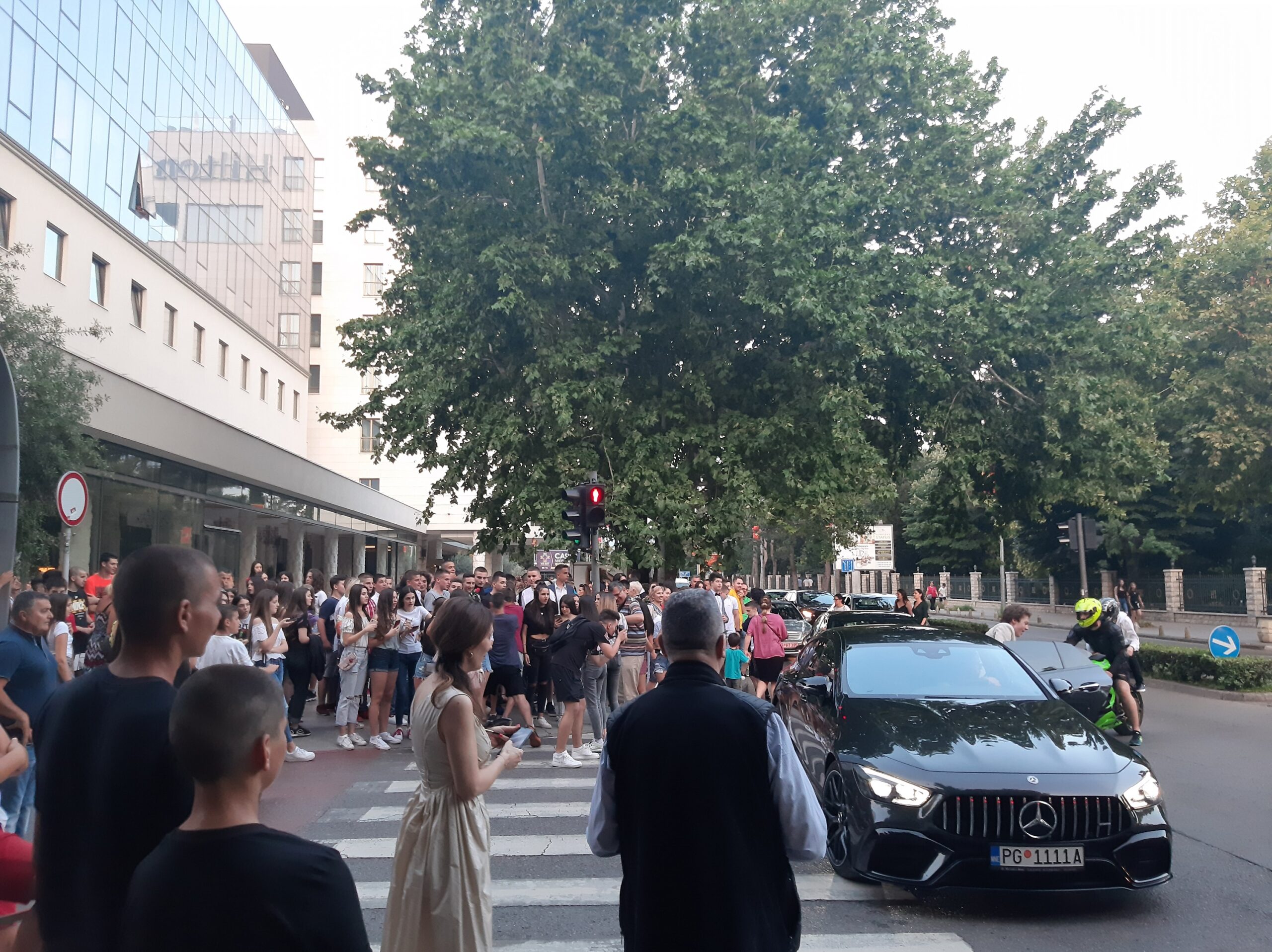 Polumaturanti zaboravili na epidemiju: Dok korona bukti, osnovci ne drže distancu i ometaju saobraćaj (VIDEO)