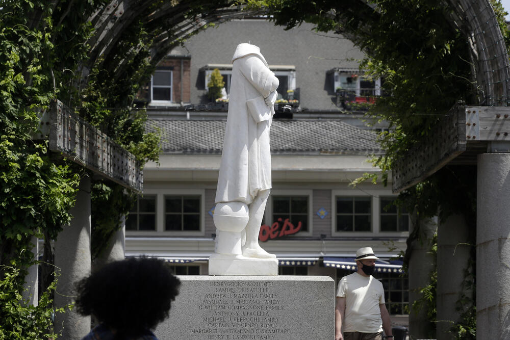 Statui Kristofera Kolumba u Bostonu “SKINUTA GLAVA”