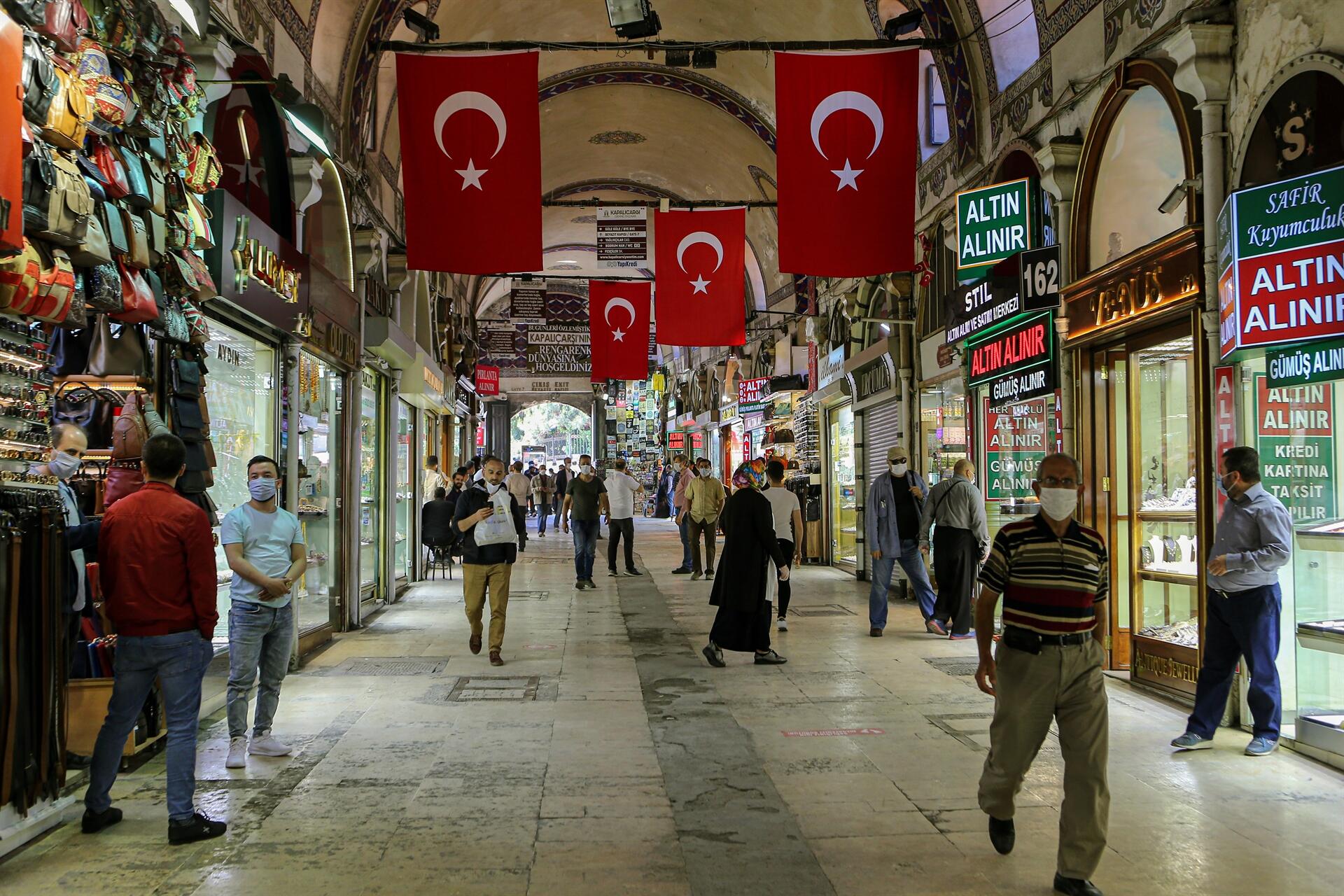 Erdogan ukinuo policijski sat, građani Istanbula izašli na ulice
