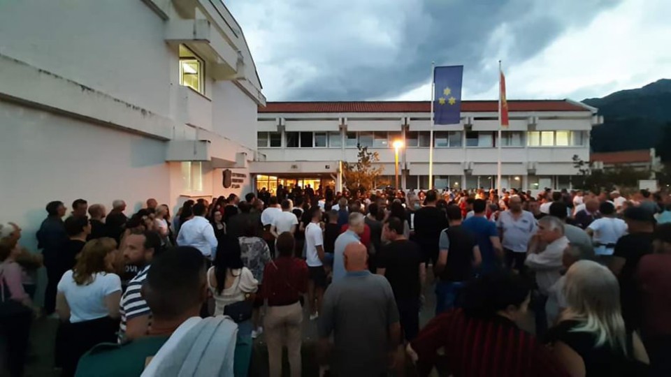 Policija ispred zgrade Opštine Budva, Radović apelovao na mir