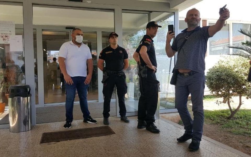 Počela druga sjednica SO Budva, opozicija ispred zgrade