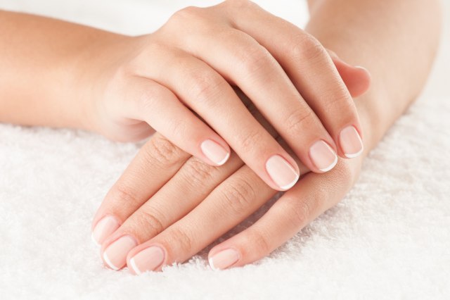 Krema sa vazelinom, lak, gumene rukavice… šta sve dermatolozi nikad ne bi stavili na kožu?