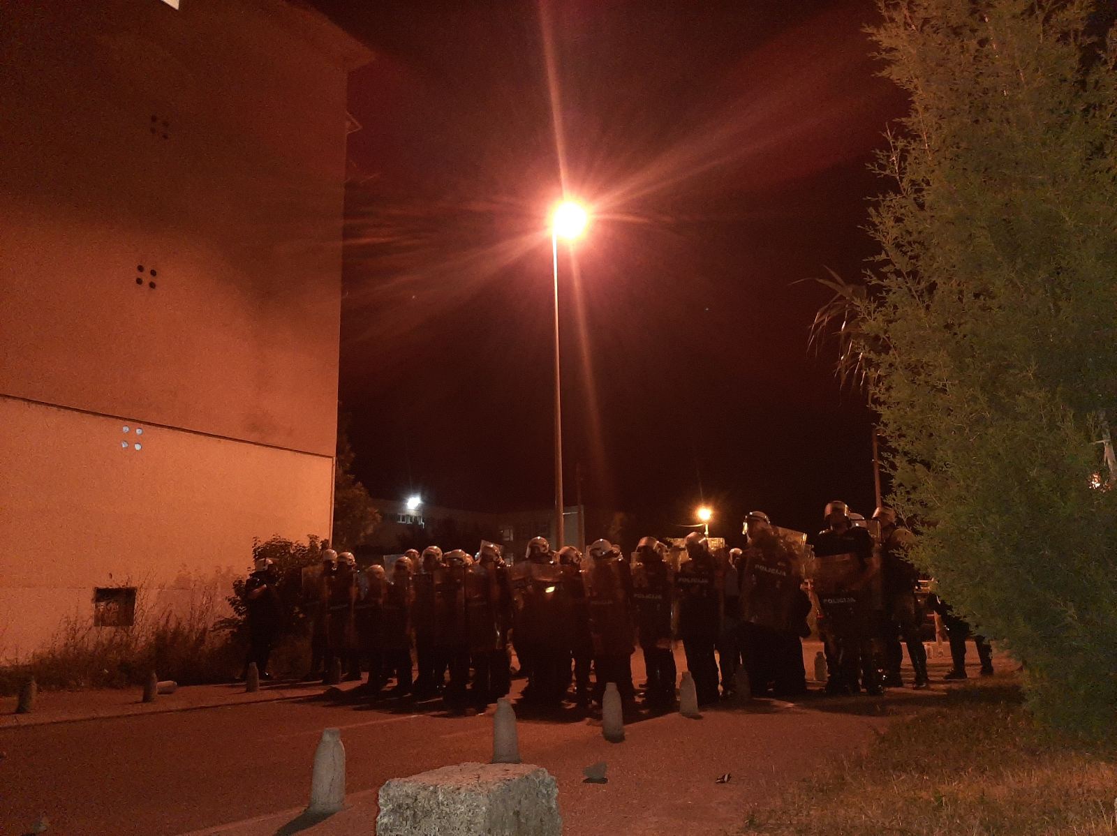 (VIDEO) Huligani slobodno lome gradski mobilijar da bi njime gađali policiju