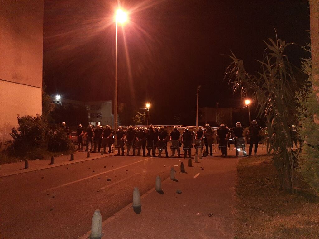 (VIDEO) Tenzije se nastavljaju ispred CB-a u PG: Policija opet bacila suzavac