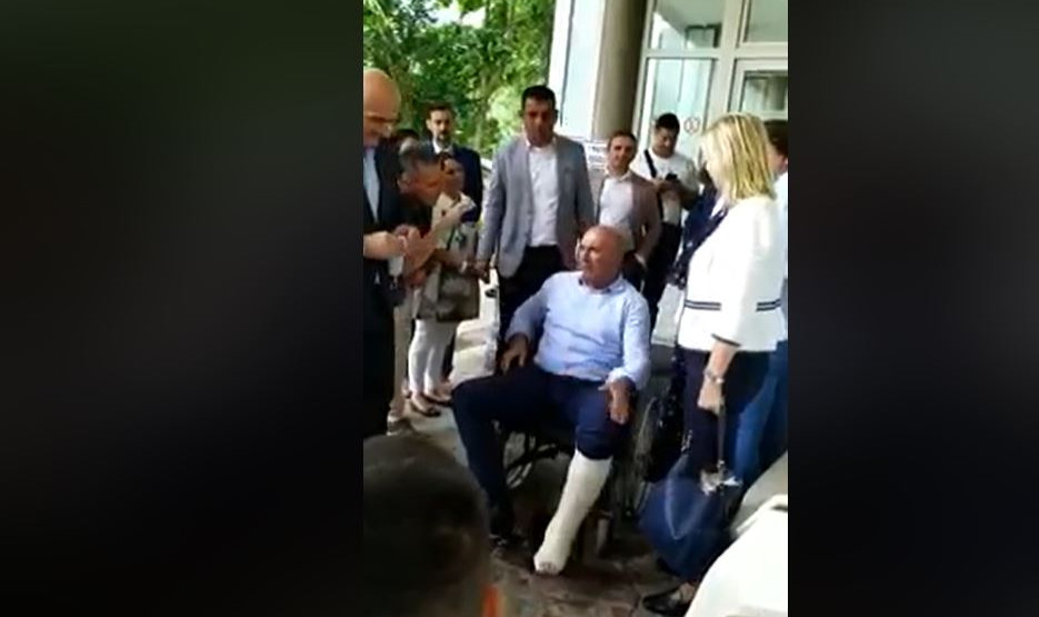 Carević napustio bolnicu u Risnu: Izašao sa gipsom na lijevoj nozi