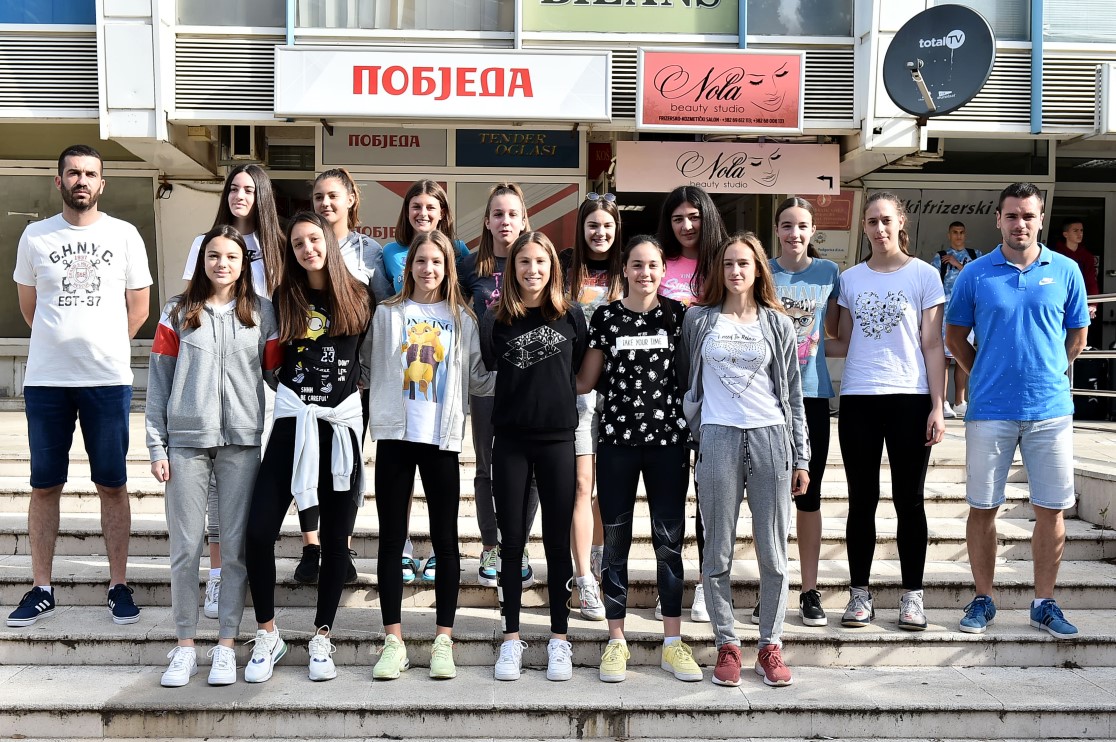 Kadeti i kadetkinje na kampu u Tivtu
