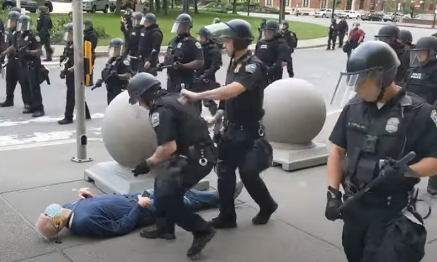 Amerika: 57 policajaca dalo otkaz nakon nasilja nad 75-godišnjim starcem