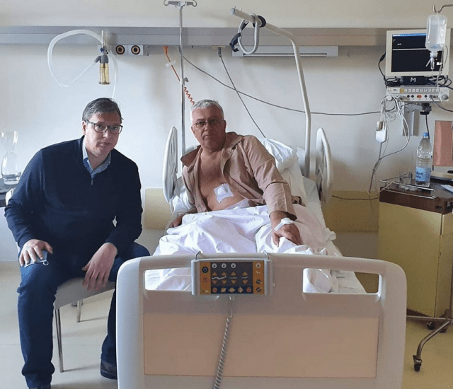 FOTO: Vučić posjetio Mandića na VMA