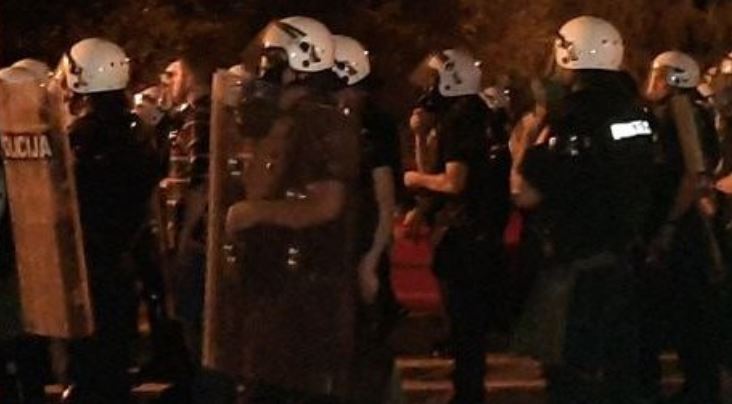 I u Baru privedeno 12 osoba, povrijeđena policijska službenica